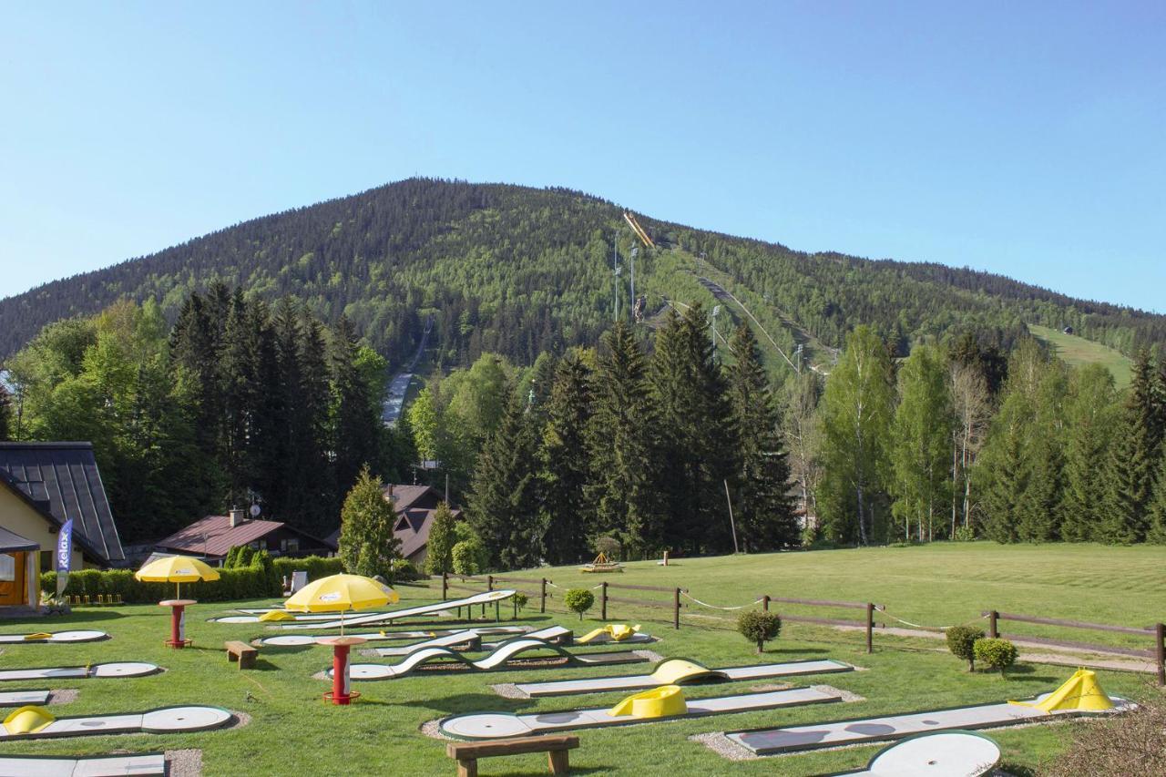 Enjoy Harrachov - Atraktivní slunný klimatizovaný apartmán 14 v centru Harrachova se saunou, wallboxem EV, herní konzolí, počítačem s win 10, Netflix a jedinečným výhledem na Čertovu horu se skokanskými můstky Exterior foto