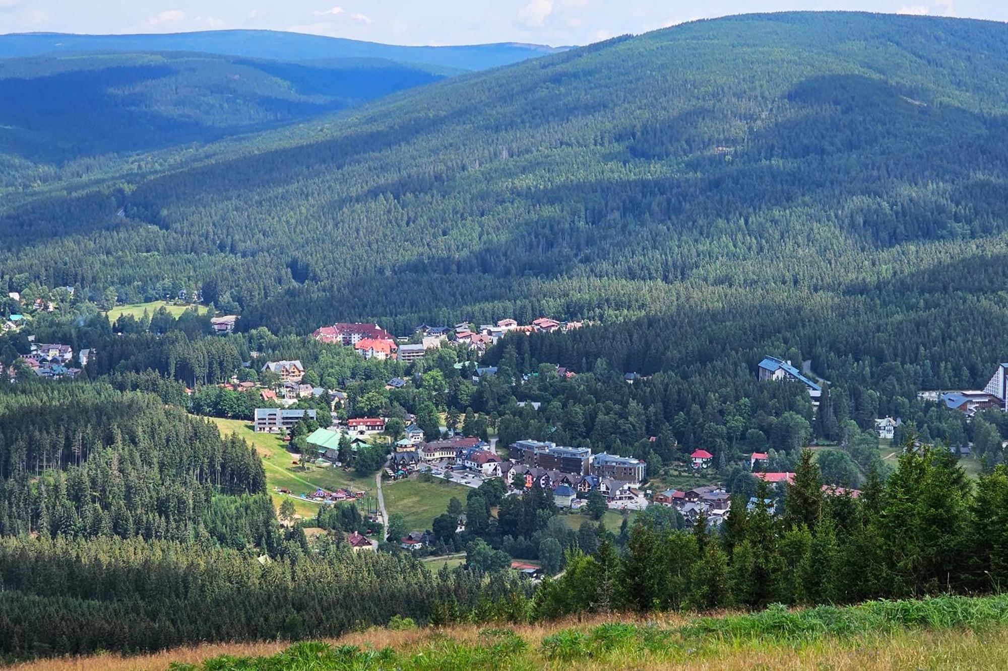 Enjoy Harrachov - Atraktivní slunný klimatizovaný apartmán 14 v centru Harrachova se saunou, wallboxem EV, herní konzolí, počítačem s win 10, Netflix a jedinečným výhledem na Čertovu horu se skokanskými můstky Exterior foto